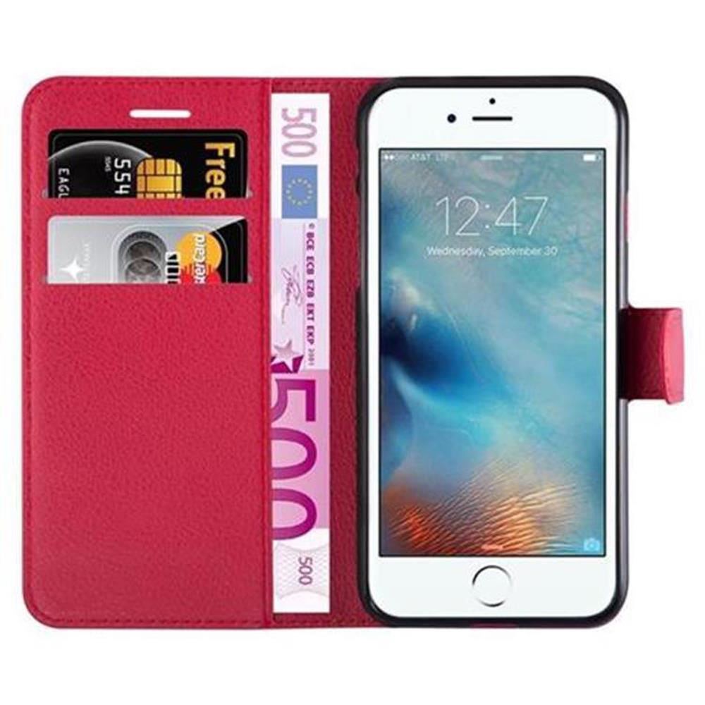 Rote Brieftasche mit Telefon, das 12:47 anzeigt. Karten und Geld befinden sich im Etui.