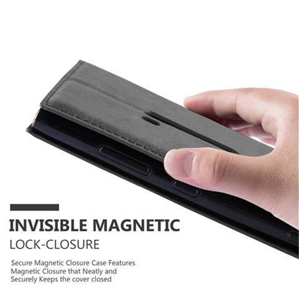 Mano apre una custodia per telefono con chiusura magnetica invisibile, mostrando l'interno.
