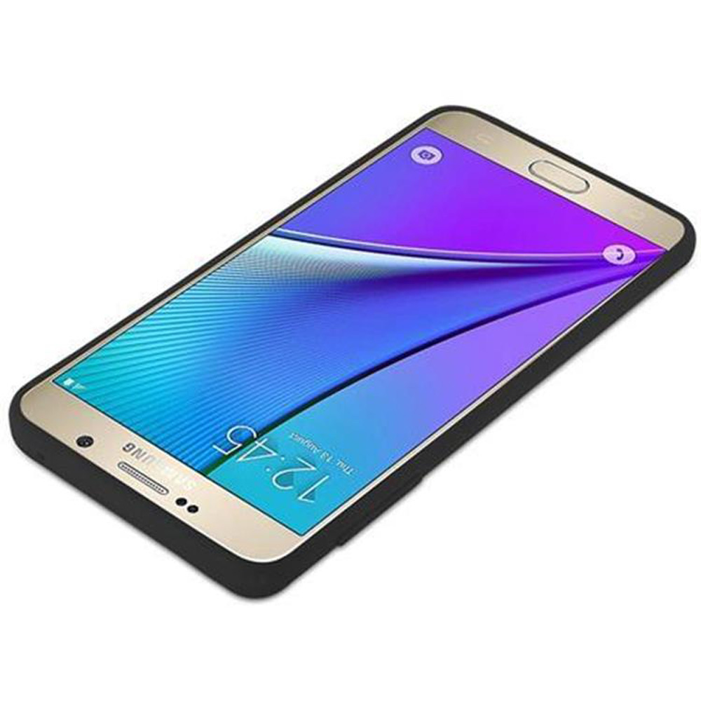 Goldenes und schwarzes Telefon in einer schwarzen Hülle, zeigt einen blau-violetten Bildschirm.