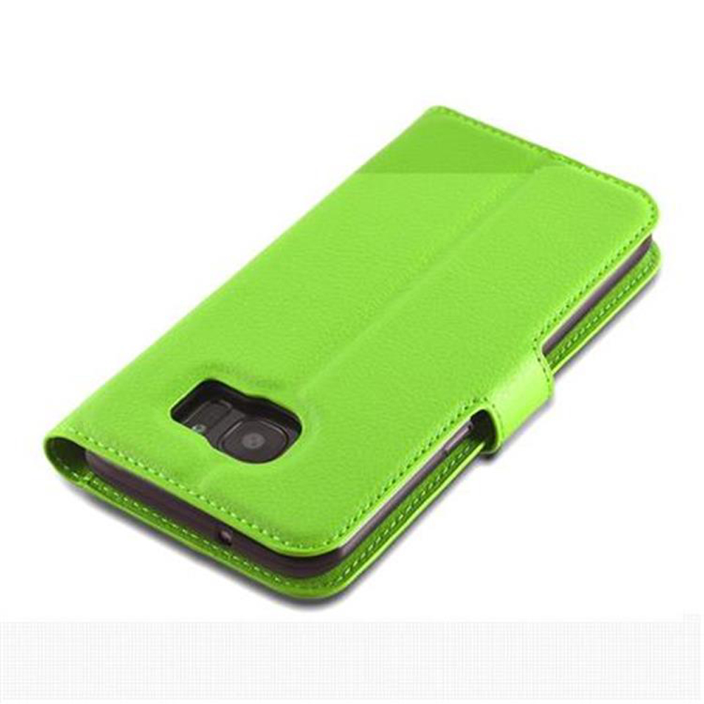 Grüne Handyhülle, die ein Telefon schützt. Die Hülle ist geschlossen.