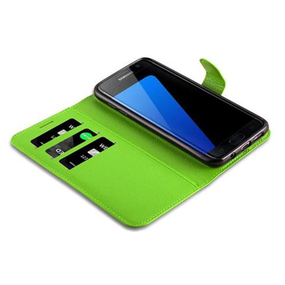 Grüne Handyhülle, offen, um ein Telefon und Kartenfächer zu zeigen. Weißer Hintergrund.