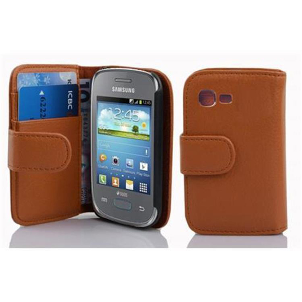 Una funda marrón para teléfono con teléfono y tarjetas dentro sobre fondo blanco.