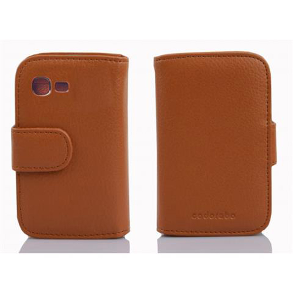 Funda de teléfono de cuero marrón, vista frontal y trasera. La funda está cerrada y tiene un cierre. Fondo blanco.