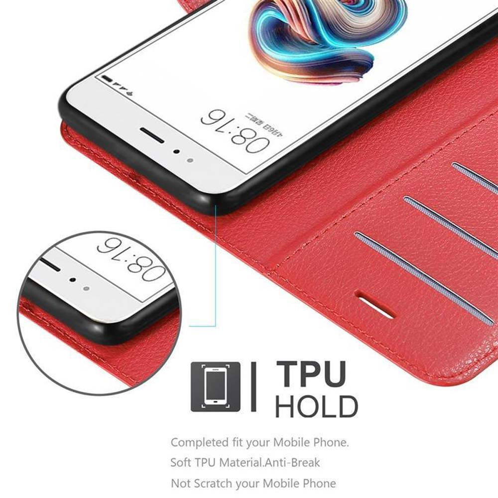 Telefon in roter Hülle. Der Bildschirm zeigt einen Homescreen. Text „TPU HOLD“ sichtbar.