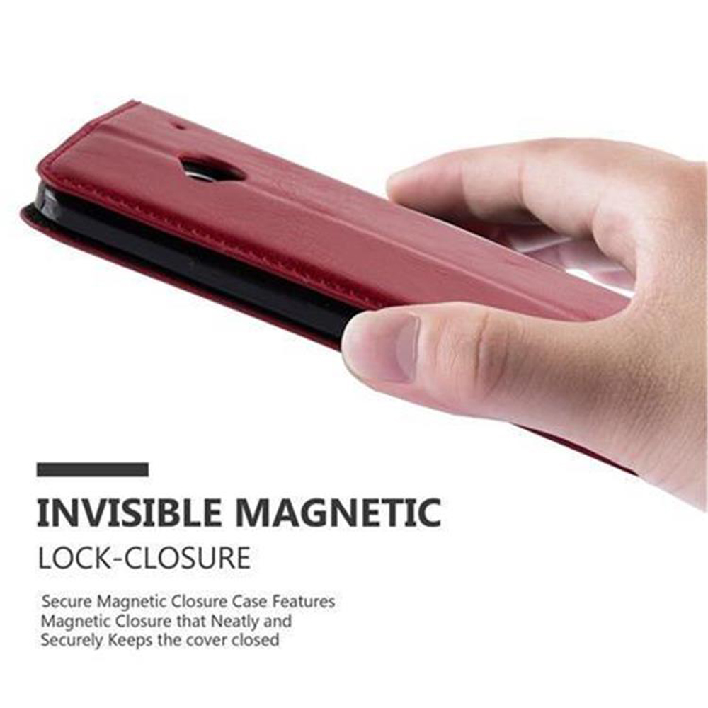 Una mano sosteniendo una funda de cuero roja. La funda está abierta, y el texto dice cierre magnético.
