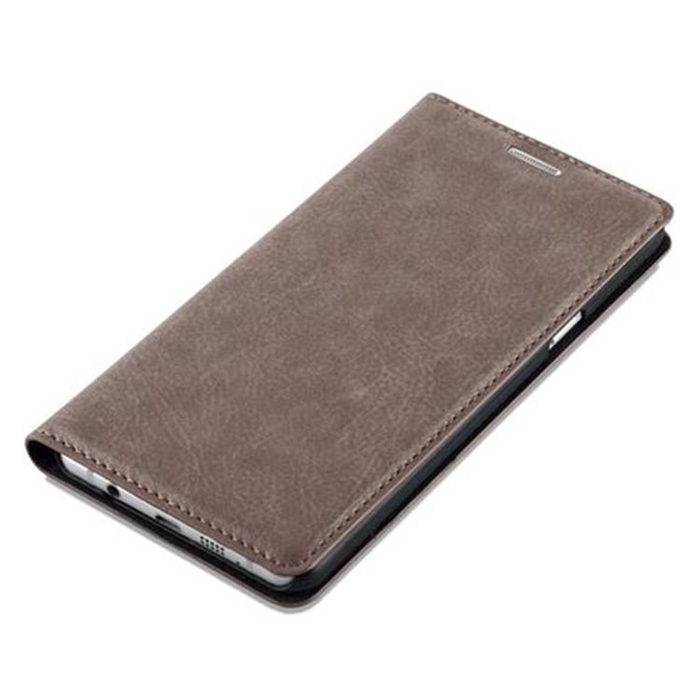 Una funda de teléfono marrón con diseño plegado, cerrada. Hay detalles de costura alrededor de los bordes.