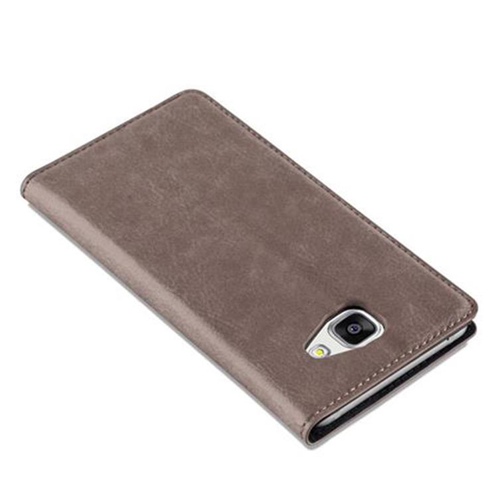 Funda marrón para teléfono. La funda cubre la parte trasera del teléfono y la cámara.