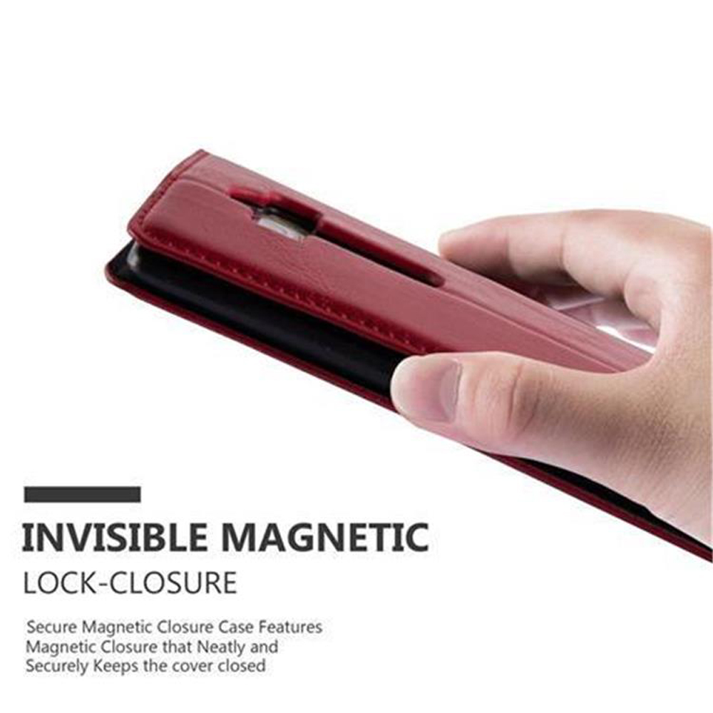 Mano che tiene una custodia rossa. Testo: Chiusura magnetica invisibile.