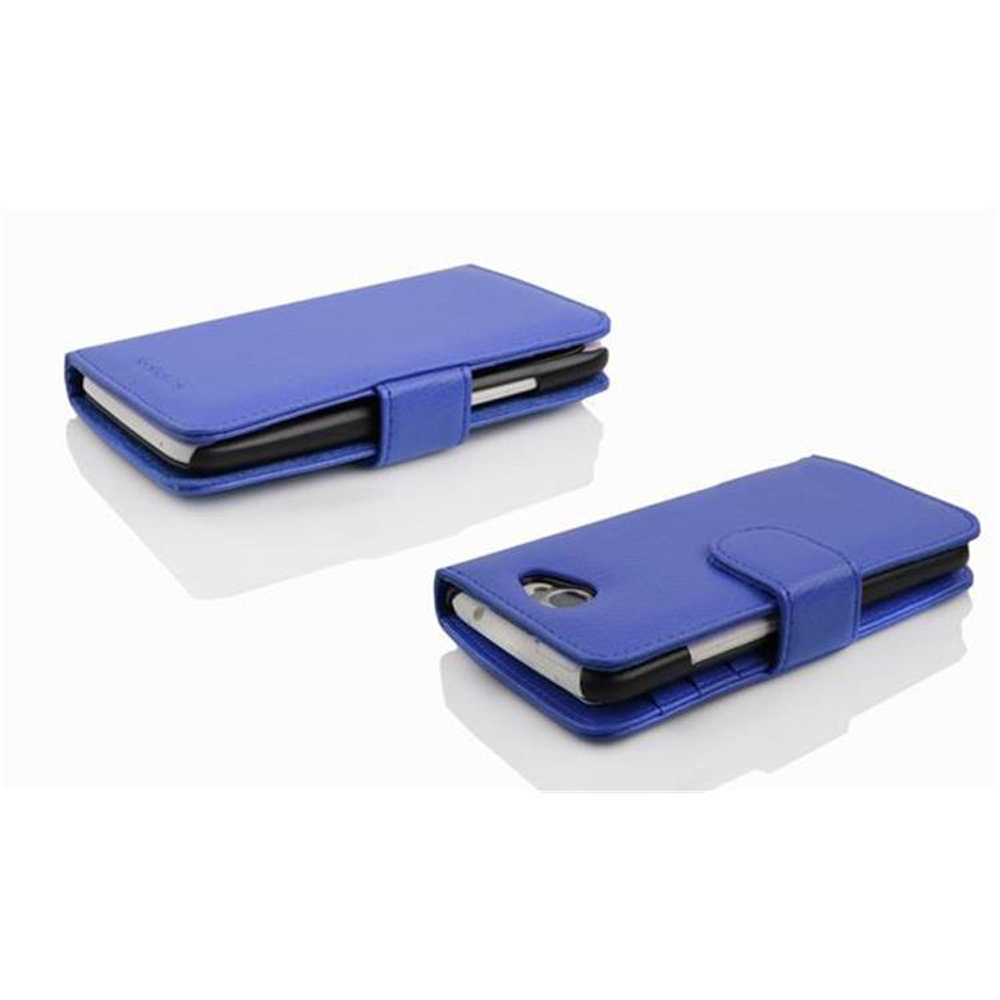 Zwei blaue Handyhüllen aus lederartigem Material, eine offen, auf weißem Hintergrund.