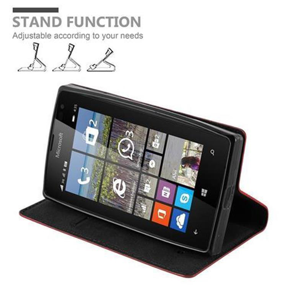 Smartphone nero su custodia con supporto con interno rosso, schermo con app.