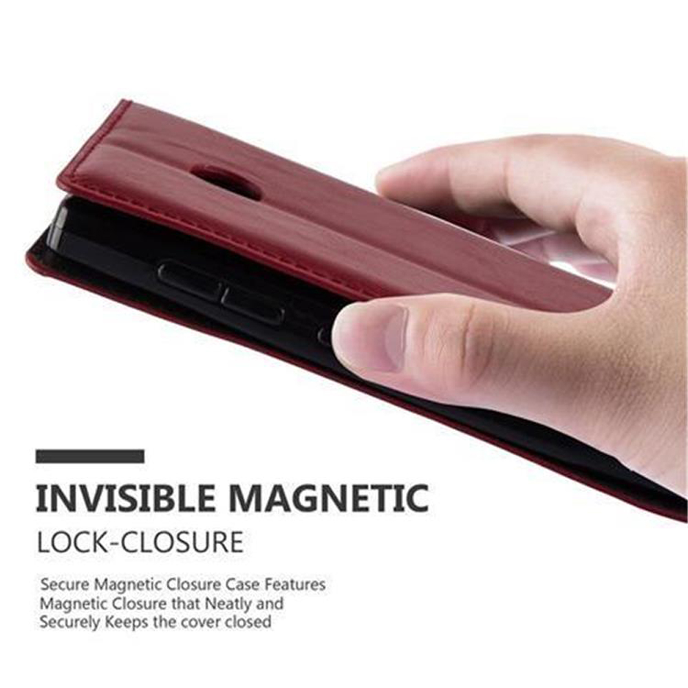 Mano che tiene il telefono in una custodia rossa. Viene descritta la chiusura magnetica invisibile.