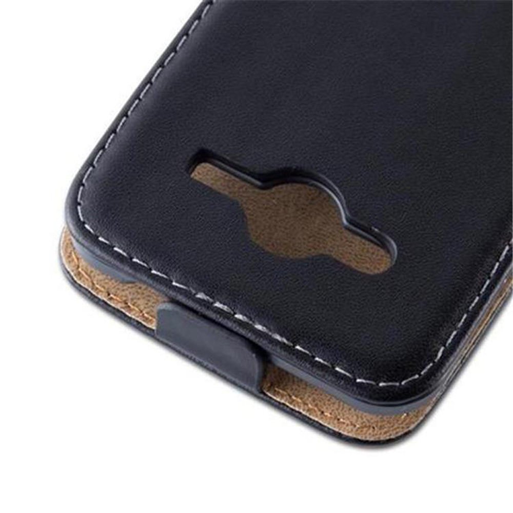 Primer plano del detalle de la funda negra del teléfono con costuras.
