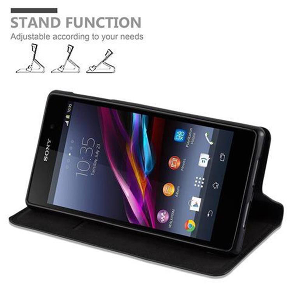 Schwarze Handyhülle mit einem Telefon darin. Die Hülle befindet sich in der Standposition. Weißer Hintergrund.