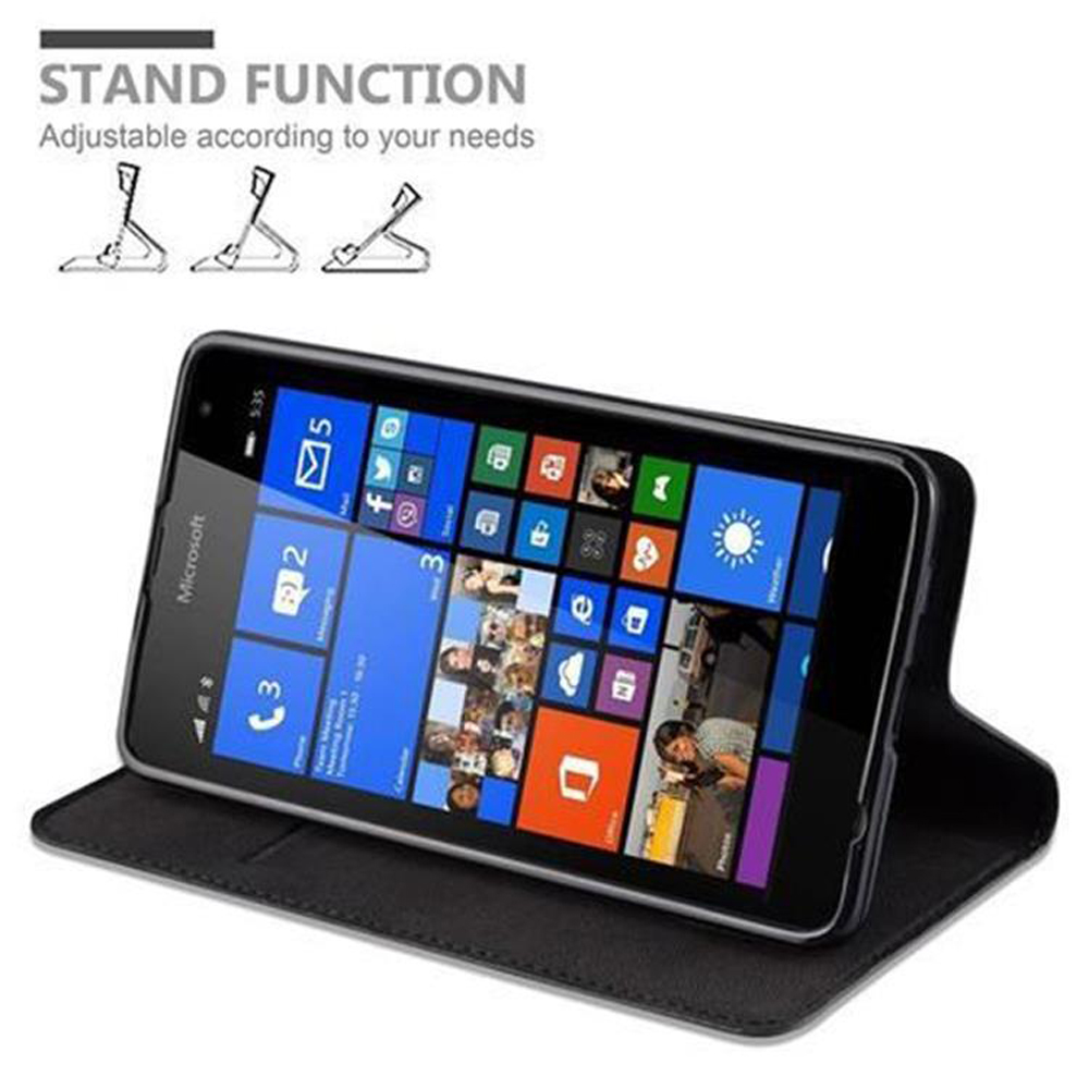Schwarzes Smartphone in schwarzer Hülle. Das Telefon ist geöffnet und zeigt das Display. Standfunktion wird angezeigt.
