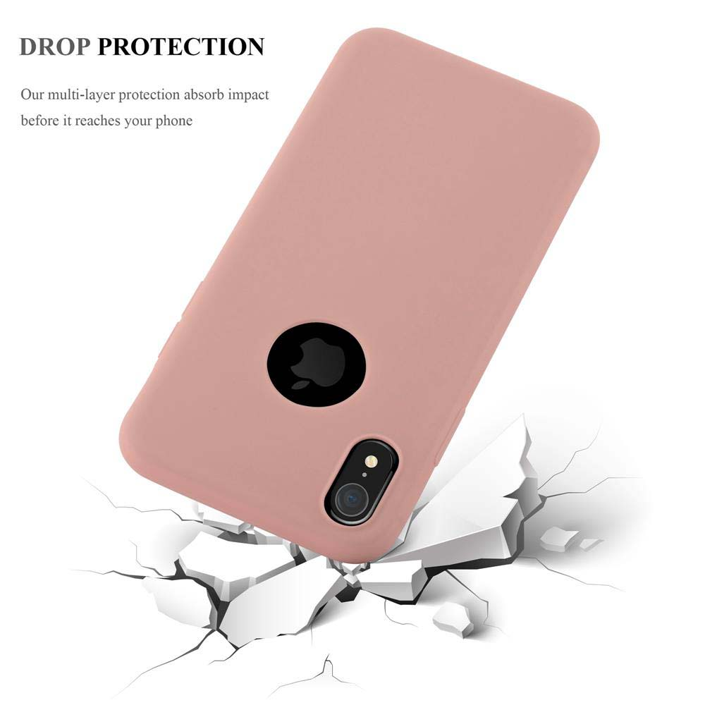 Una custodia rosa per telefono con cerchio nero della fotocamera è mostrata con sfondo bianco, con terreno incrinato.