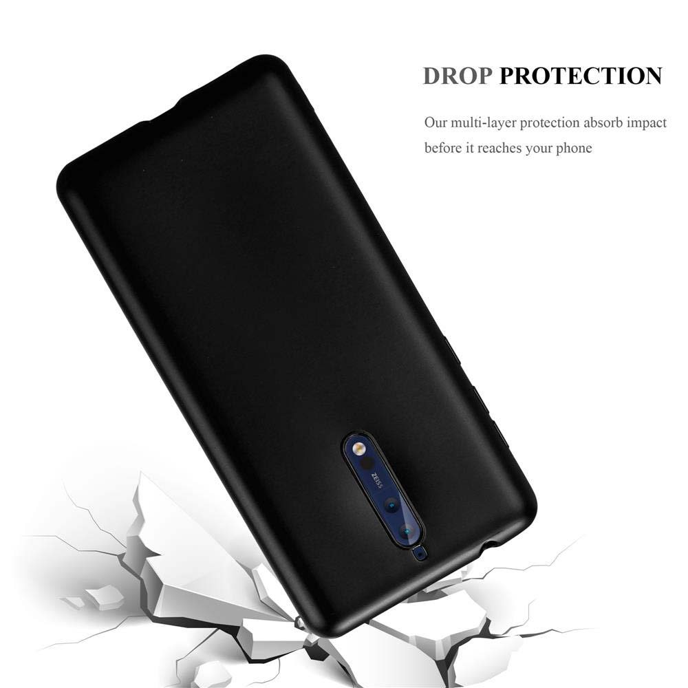 Schwarze Handyhülle. Ein Telefon ist darin. Die Hülle bietet Fallschutz, das Telefon liegt auf einer zerbrochenen Oberfläche.
