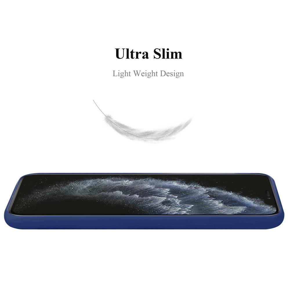 Blaue Handyhülle mit Smartphone innen. Eine Feder wird auf dem oberen Teil des Bildes gezeigt.