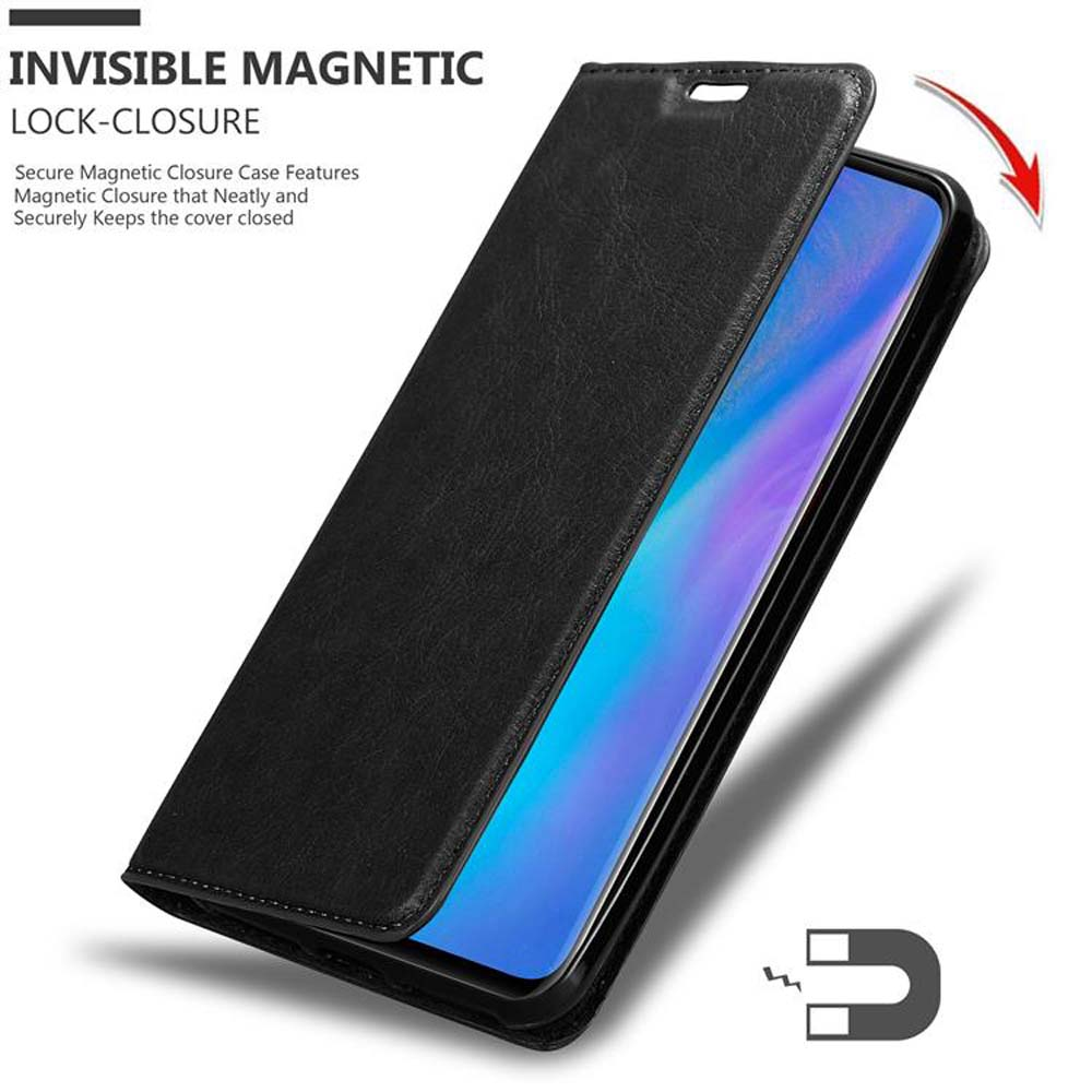 Una custodia per telefono nera è aperta, rivelando un telefono. La chiusura magnetica è mostrata con una freccia.