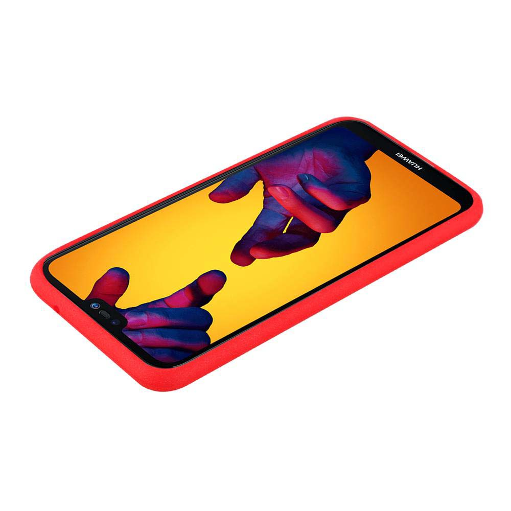 Custodia rossa con telefono dentro. Mani sullo schermo. Sfondo: giallo. Il telefono dice Huawei.