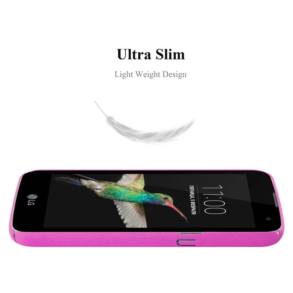 Telefono rosa, schermo che mostra l'ora, piuma bianca. Sfondo bianco.