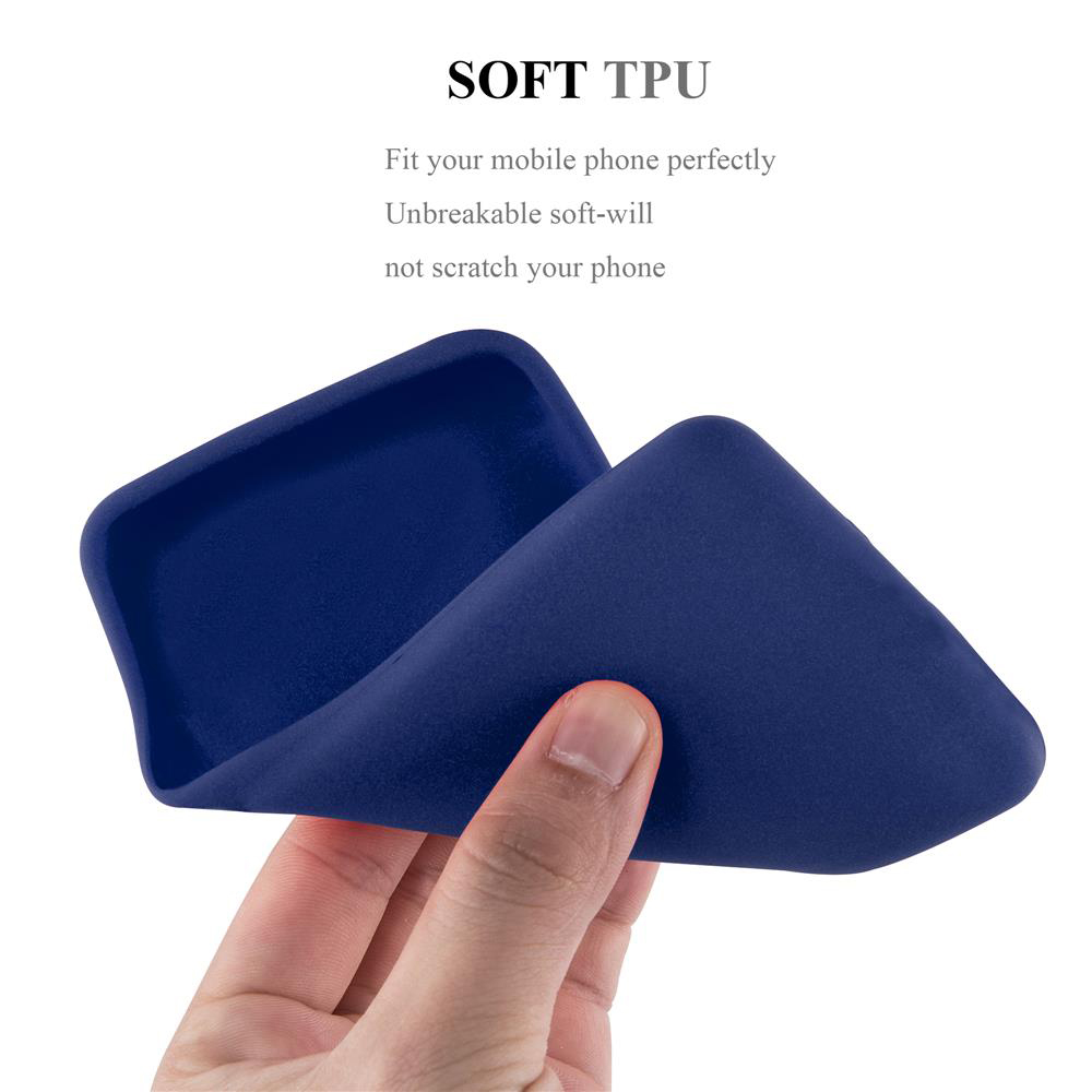 Una mano che tiene una custodia per telefono flessibile, blu scuro. La custodia è curva, mostrando la sua flessibilità. Sfondo bianco.