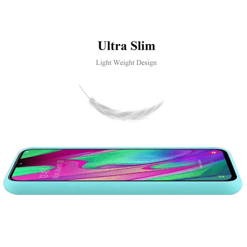 Una custodia per telefono azzurra. Il telefono è sottile e ha un design leggero.