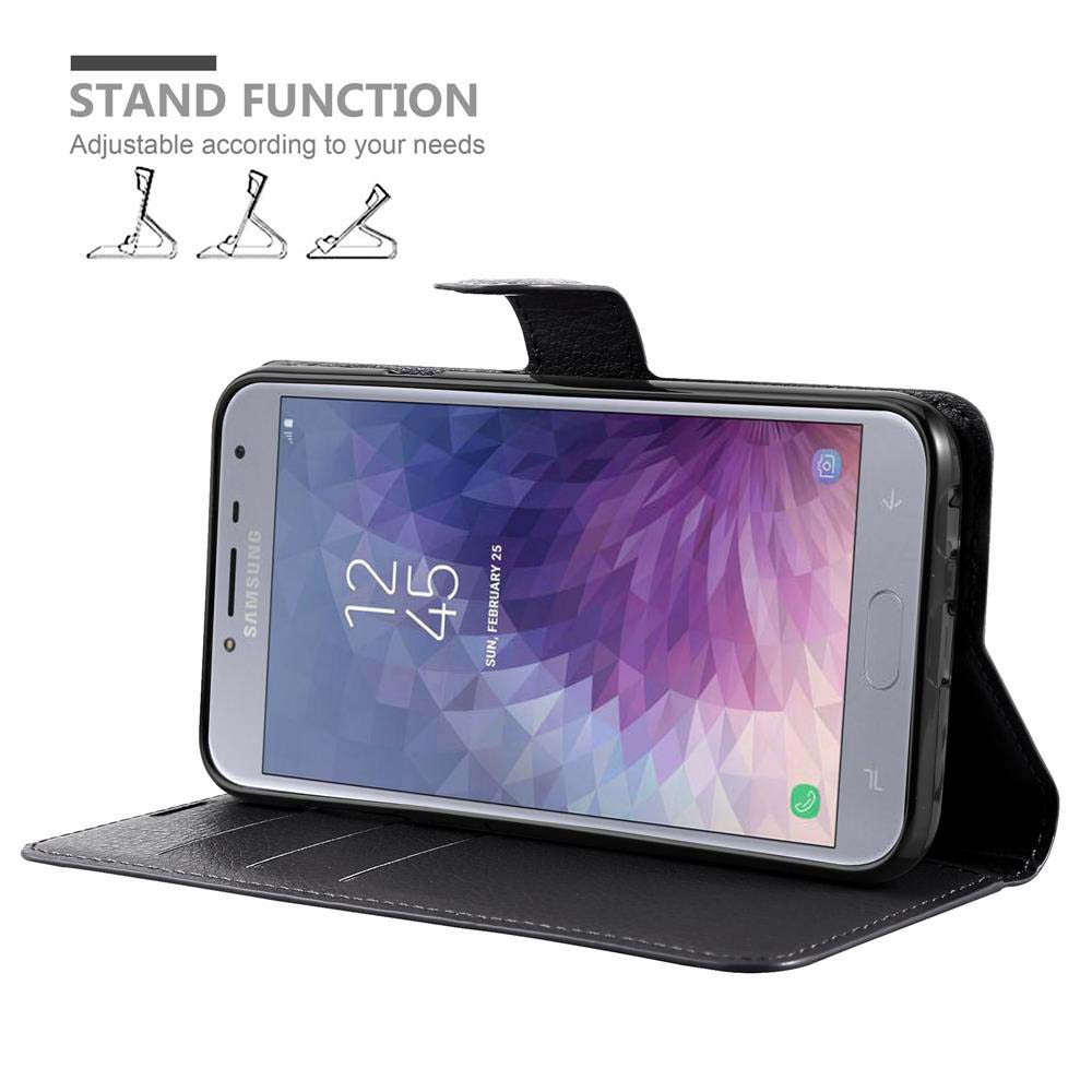 Uno smartphone in una custodia a portafoglio nera. La custodia è aperta, mostrando lo schermo del telefono con un orologio.