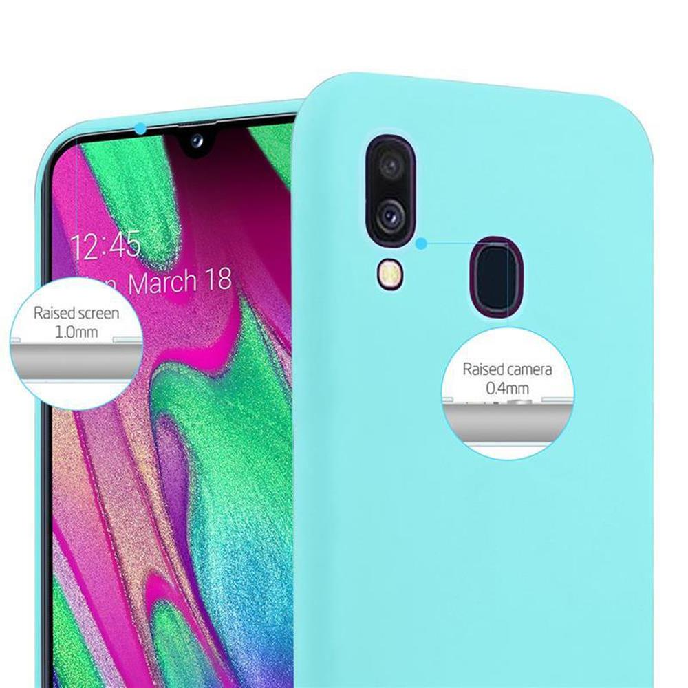 Un telefono che mostra l'ora e la data. La custodia blu ha protezione schermo e fotocamera rialzata.
