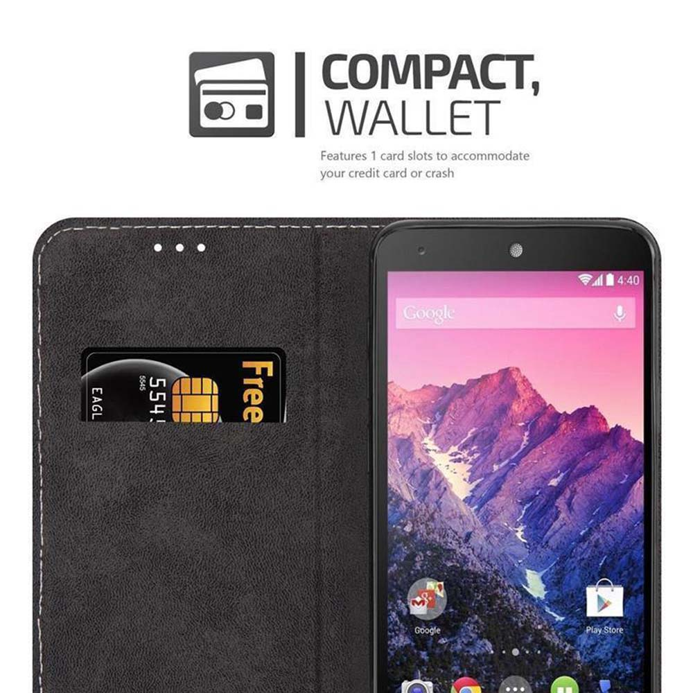 Teléfono en funda tipo cartera con tarjeta de crédito. El teléfono muestra la app de Google. Fondo blanco.