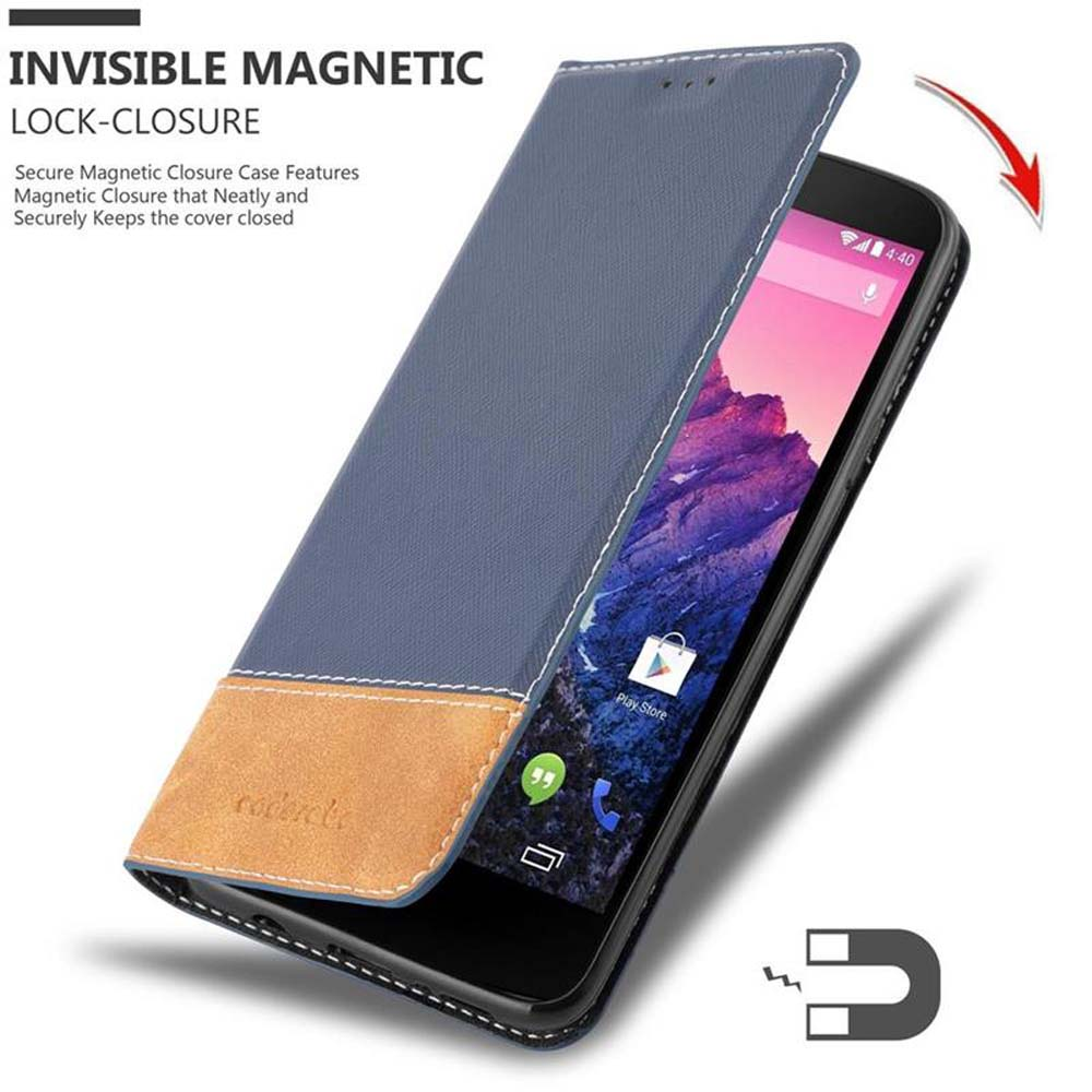 Una funda azul y marrón para teléfono está abierta con un teléfono dentro, mostrando el cierre magnético.