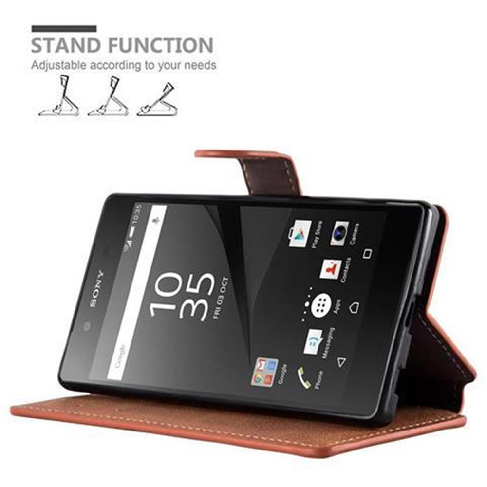 Telefon in braunem Etui, geöffnet, mit Ständer. Weißer Hintergrund.