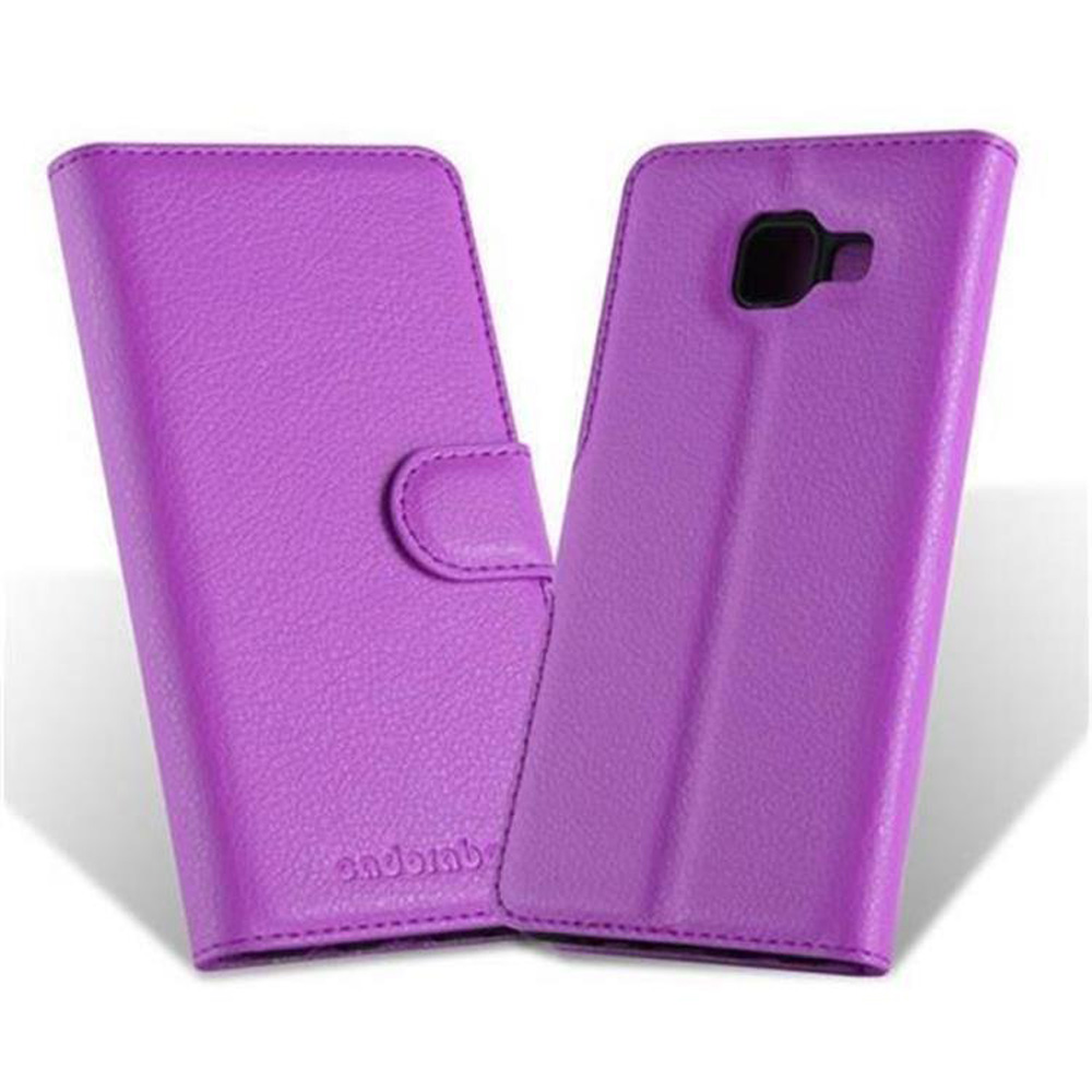 Una custodia per telefono viola è aperta. La custodia contiene un telefono, che sembra essere in pelle.