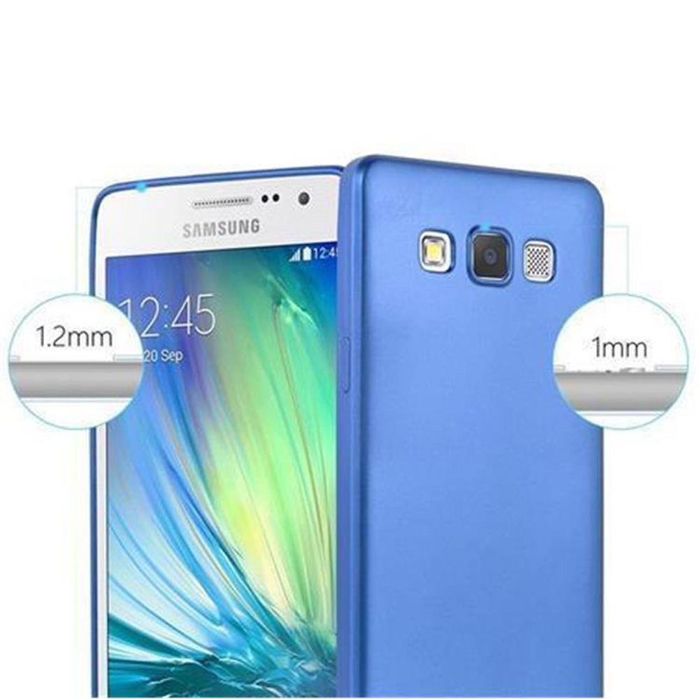 Custodia blu con telefono, mostra ora e data. Dettagli fotocamera e schermo rialzati evidenziati.