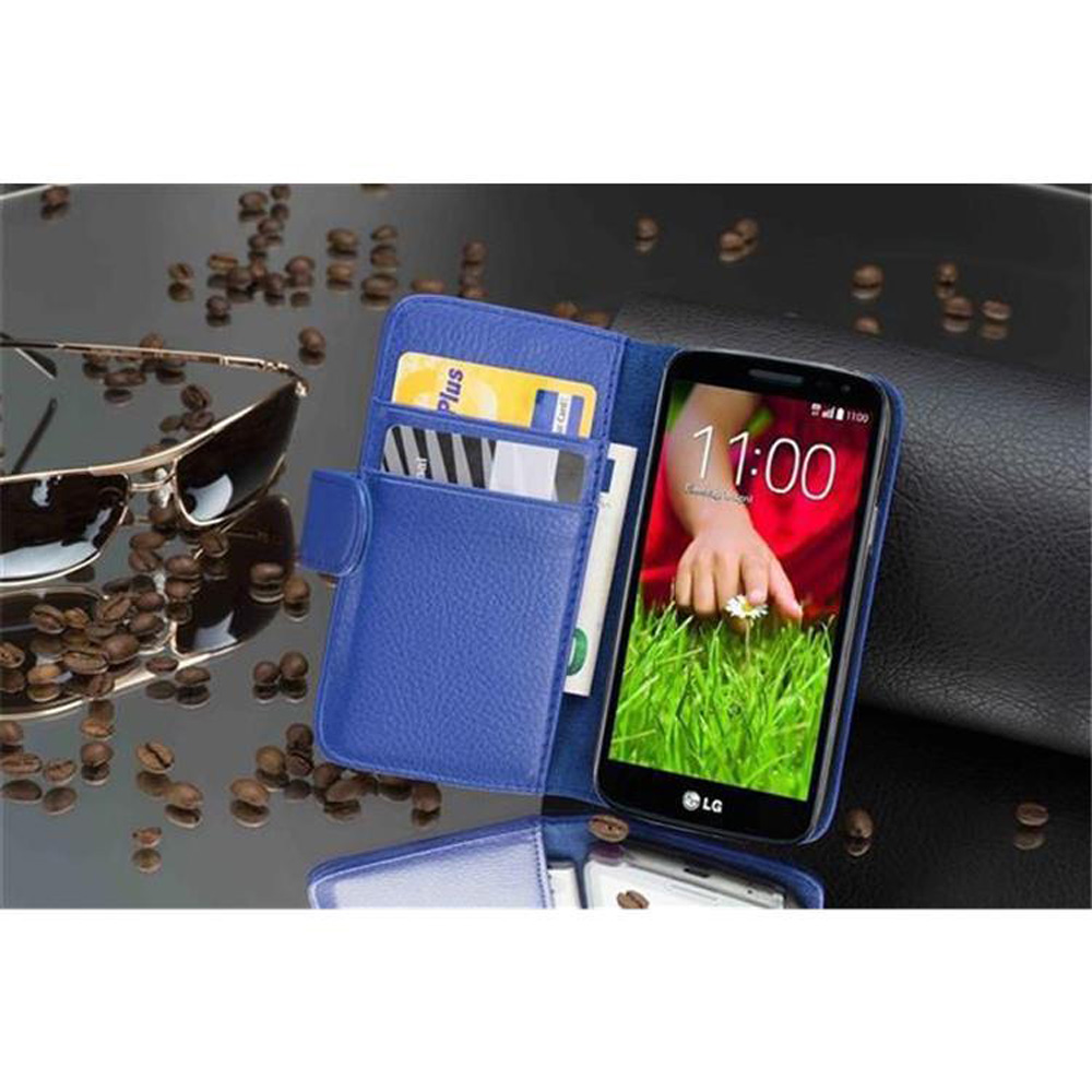 Una custodia blu per telefono con telefono, carte e occhiali da sole. Chicchi di caffè sulla superficie.