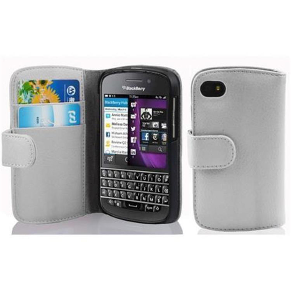 Funda de teléfono estilo cartera gris, abierta para mostrar tarjetas de crédito y un teléfono BlackBerry.