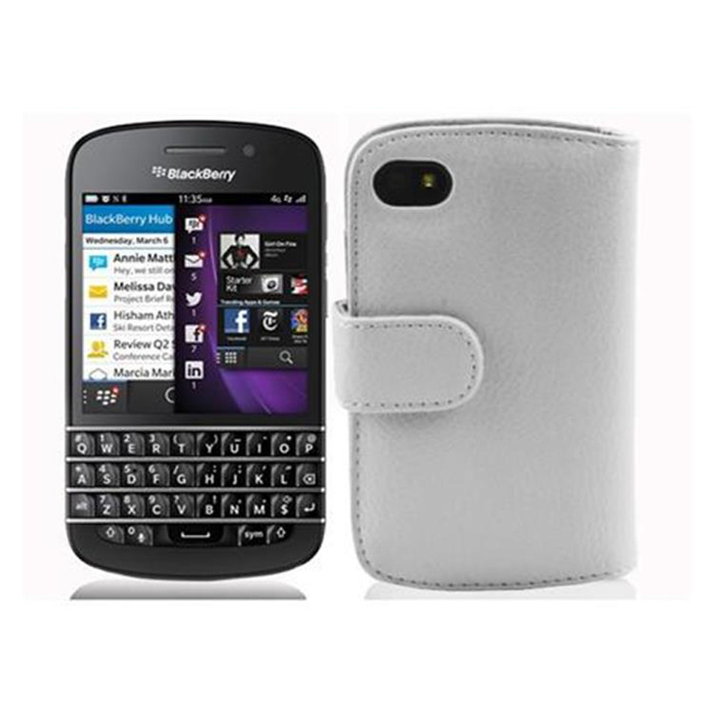 Teléfono BlackBerry con funda blanca. El teléfono tiene teclado y pantalla.