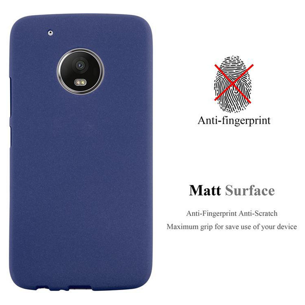 Una custodia blu per telefono con superficie opaca. Mostra la fotocamera del telefono e un testo che dice che è anti-impronta.