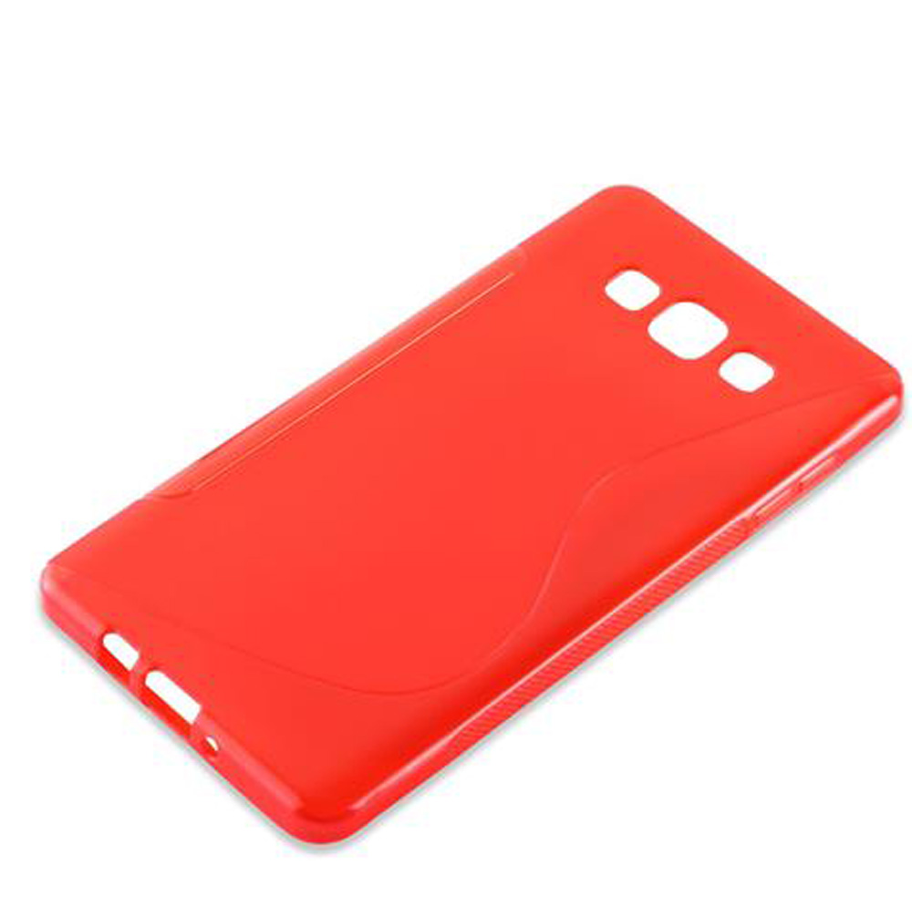 Una custodia rossa per telefono con ritagli. La custodia è rossa, con aperture per la fotocamera e altre funzioni del telefono.