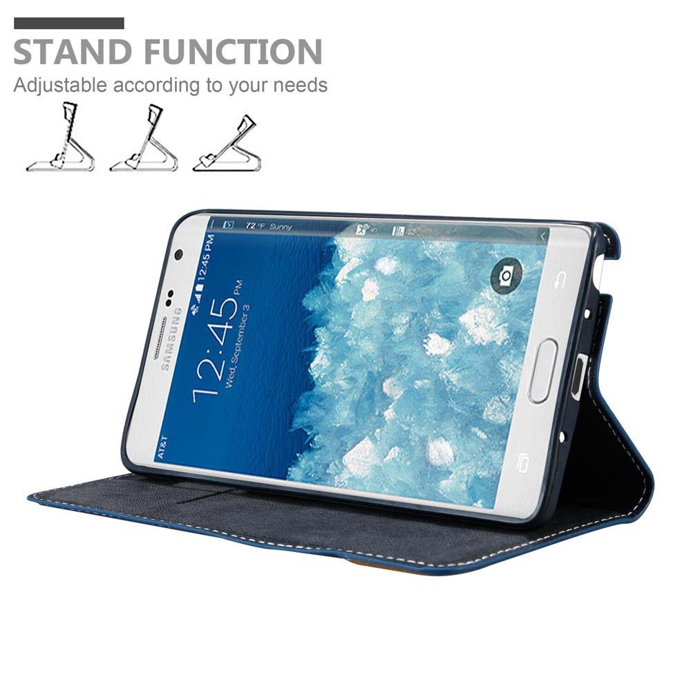 Telefon in blauer Wallet-Hülle, Standfunktion, zeigt eine Uhrzeit auf dem Bildschirm.