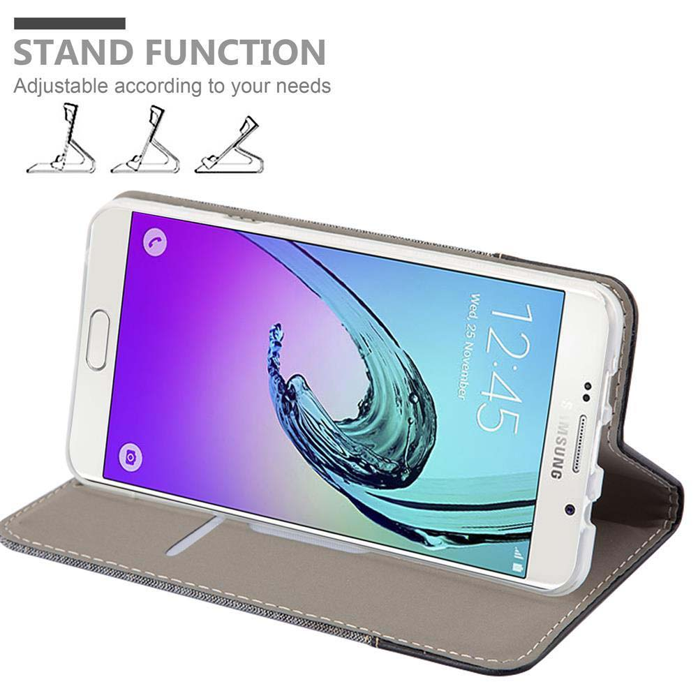 Ein Telefon in einer Standhülle, auf dem Bildschirm eine Uhr. Die Hülle hat eine Standfunktion.