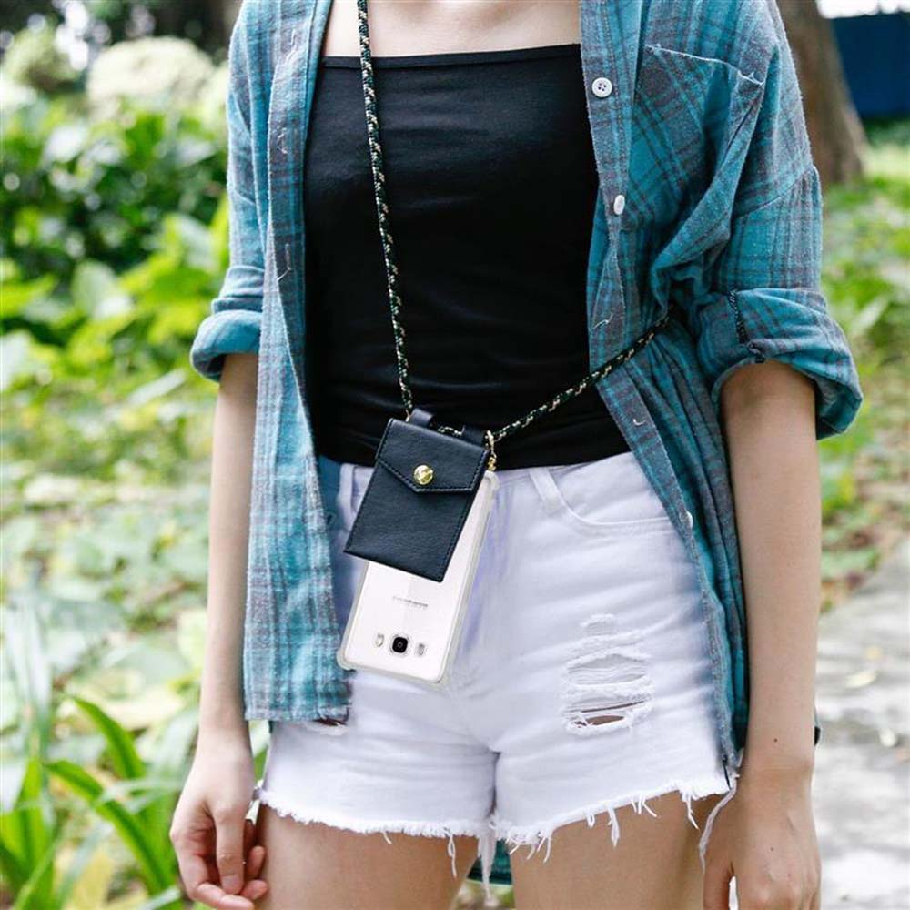 Donna con camicia a quadri, top nero e pantaloncini bianchi, con collana portacellulare.