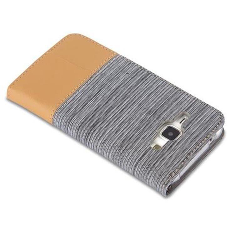 Ein Telefon befindet sich in einer Hülle mit einem beigen Oberteil und einem grau gestreiften Unterteil.