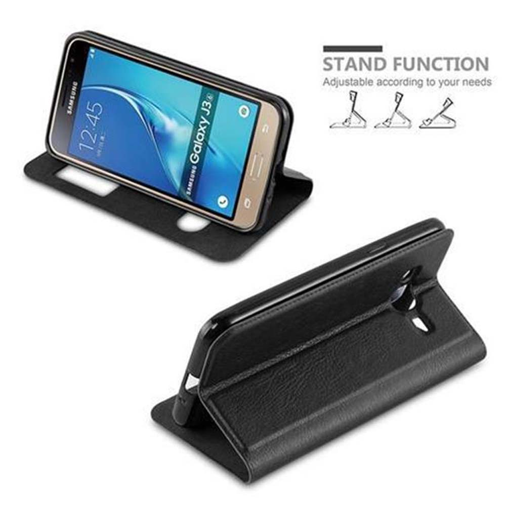Smartphone en una funda negra, con función de soporte. El teléfono muestra la hora y la fecha.