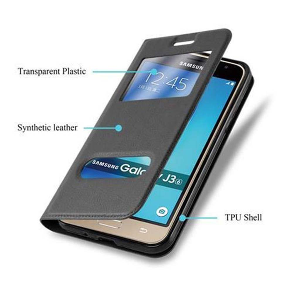 Teléfono en una funda de cuero sintético y plástico transparente. La pantalla muestra la hora.