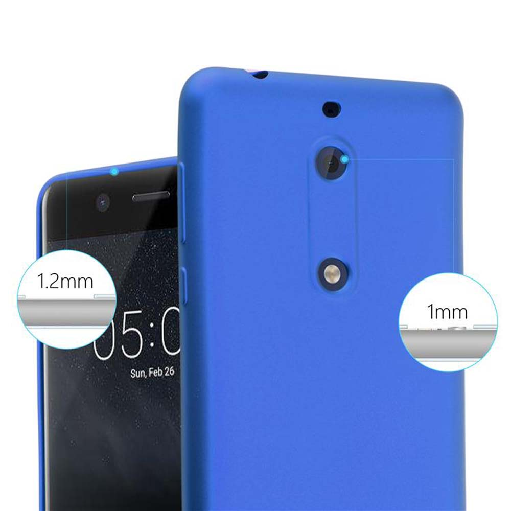 Primo piano di una custodia blu su un telefono. Mostra i dettagli della fotocamera e dello schermo.