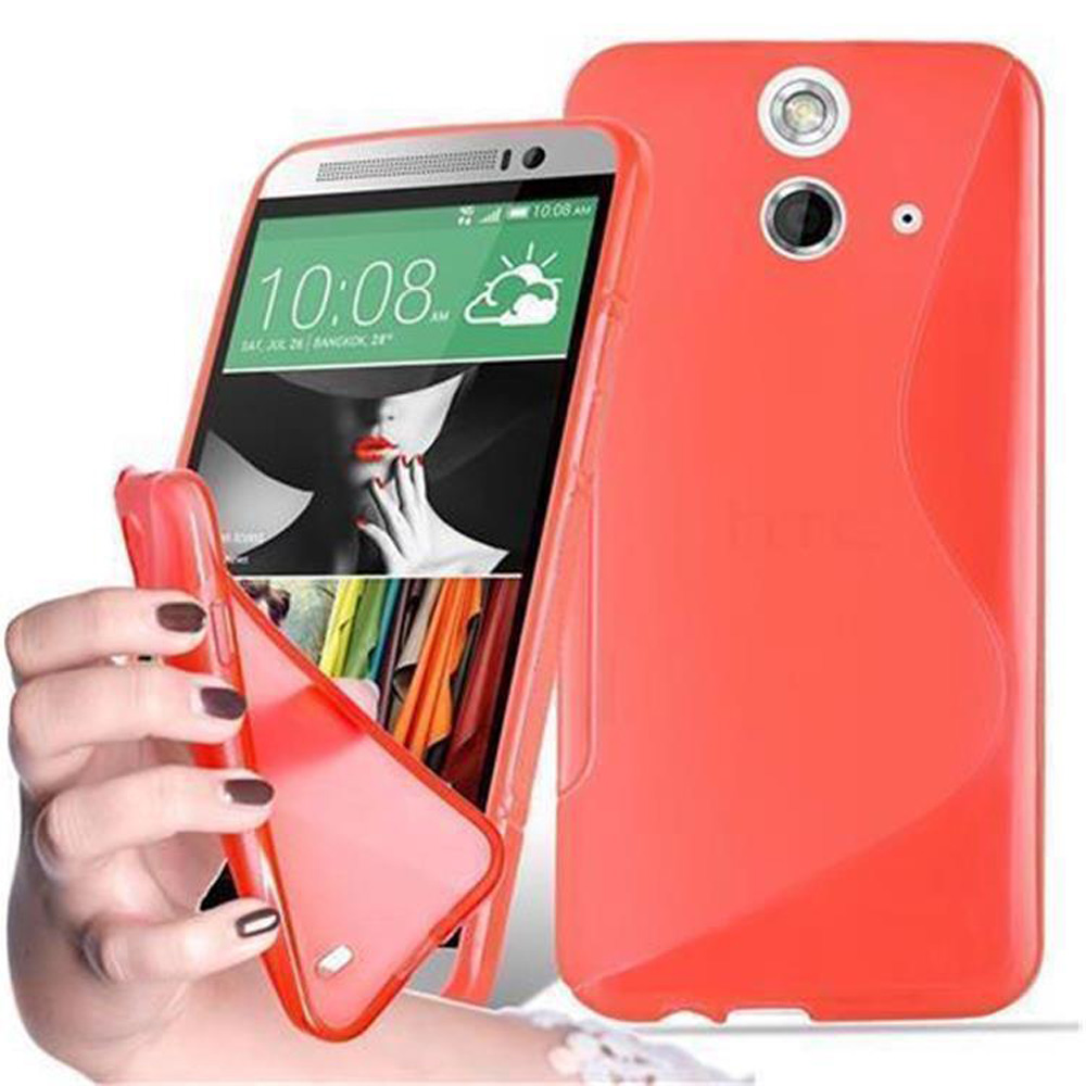 Persona che tiene un telefono rosso con custodia, un altro telefono accanto. Il display mostra il volto di una donna.