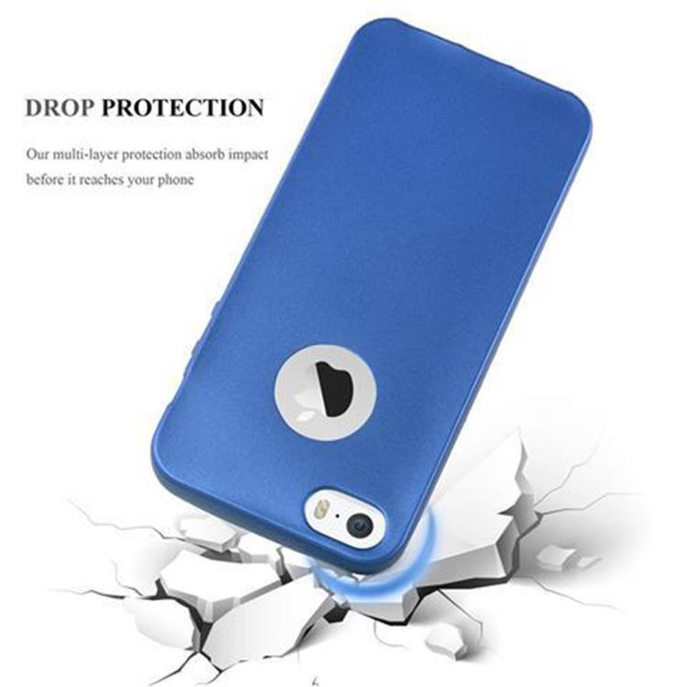 Custodia blu per telefono su sfondo bianco, terreno crepato sotto.