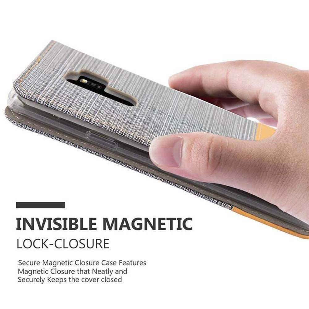Mano che tiene la custodia del telefono, dettagli della chiusura magnetica visibili.