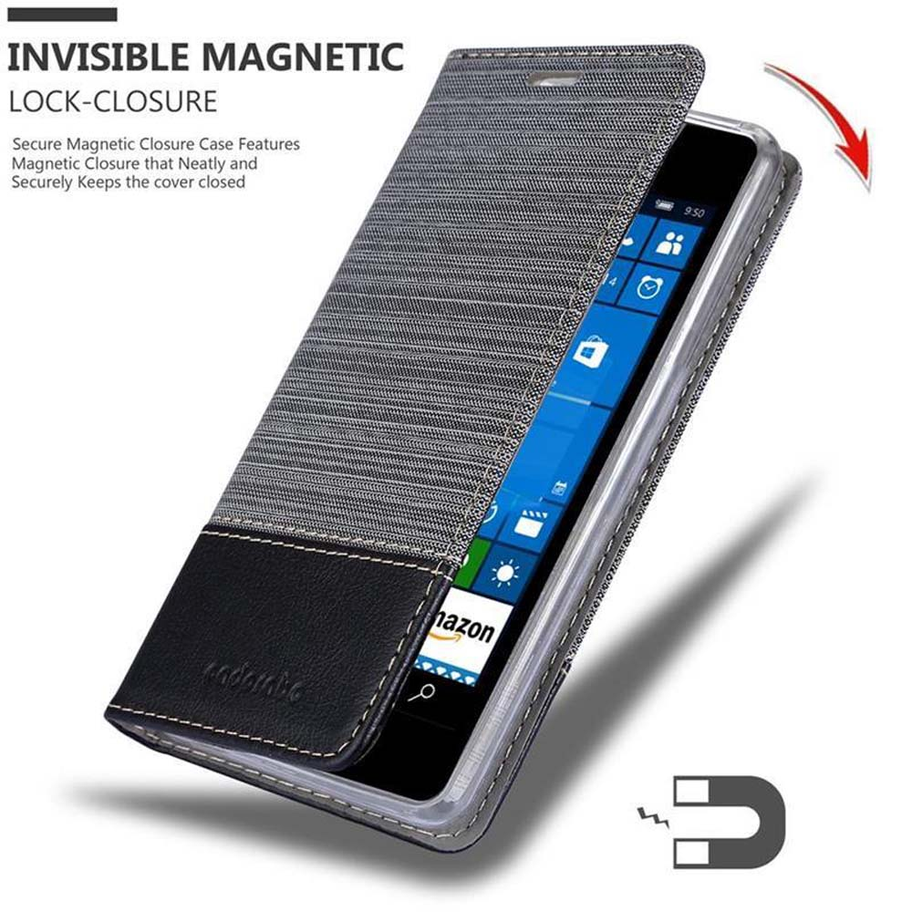 Una funda de teléfono con un teléfono dentro. Cuenta con cierre magnético.