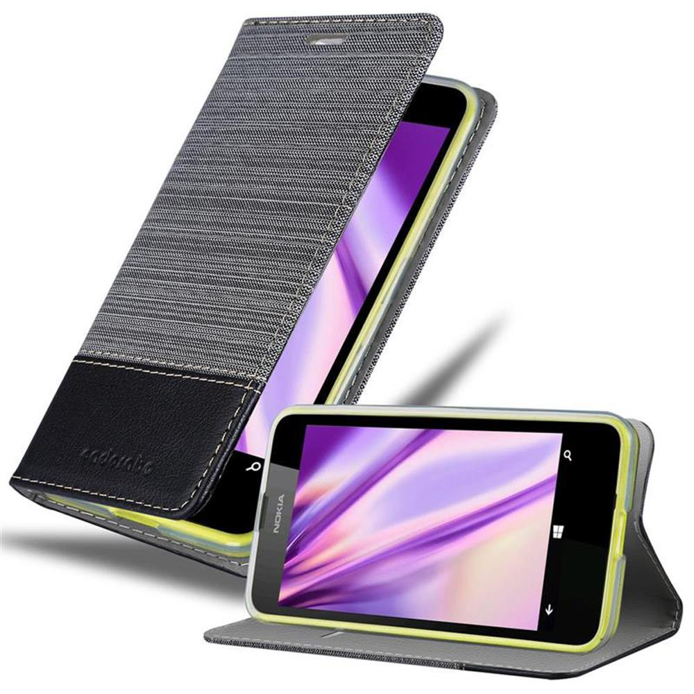 Teléfono en funda gris y negra, abierto mostrando la pantalla. La funda en superficie blanca.